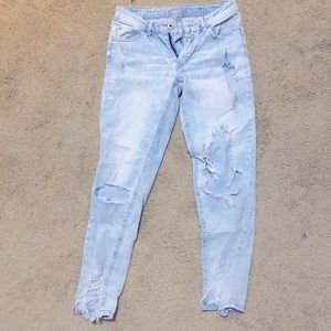 Light wash American eagle distressed skinny jeans.